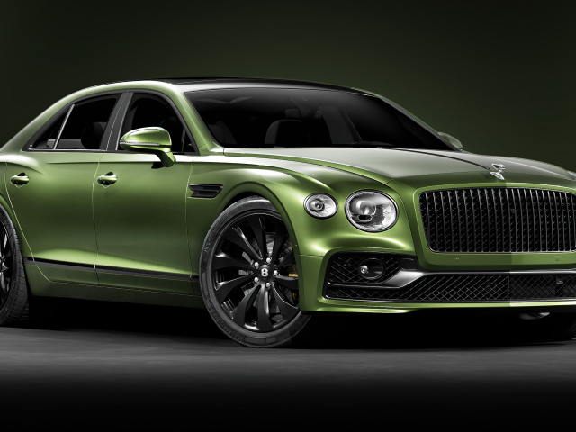 Зеленый автомобиль Bentley Flying Spur вид спереди