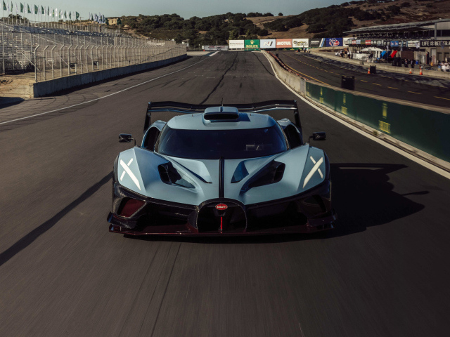 Гоночный Bugatti Bolide 100-year Anniversary Edition 2024 года на трассе