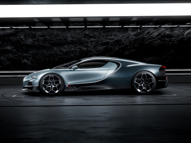 Быстрый автомобиль Bugatti Tourbillon 2024 года вид сбоку