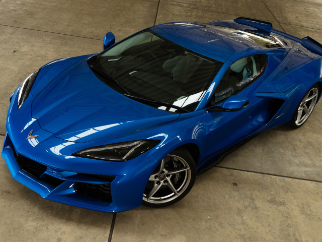Синий быстрый автомобиль Chevrolet Corvette E-Ray 2024 года