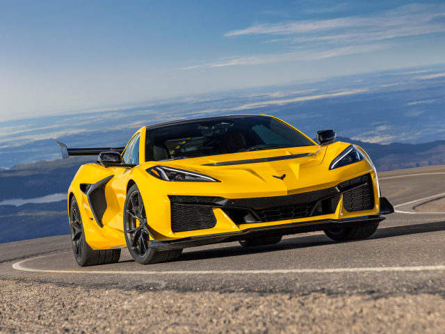 Быстрый желтый автомобиль Chevrolet Corvette ZR1 Coupe ZTK Package, 2025 года