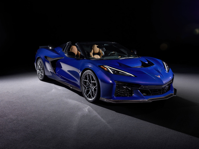 Синий автомобиль Chevrolet Corvette ZR1, 2025 года