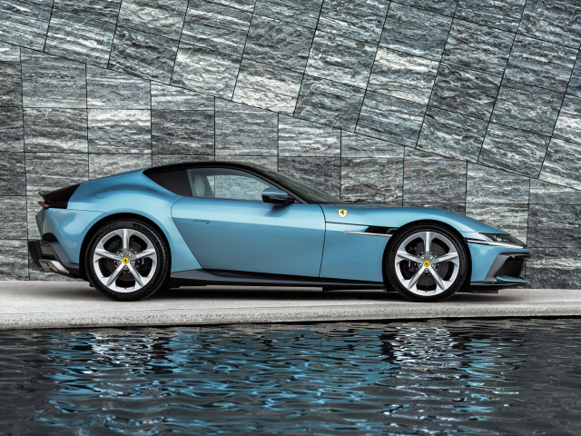 Вид сбоку на голубой автомобиль Ferrari 12Cilindri 2024 года