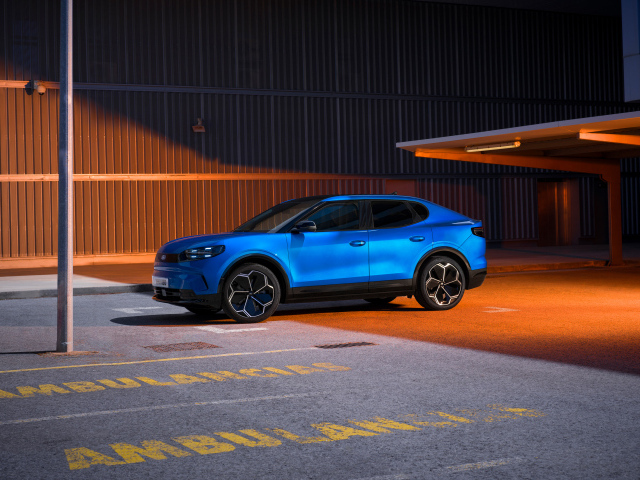 Синий автомобиль  Ford Capri 2024 года в городе