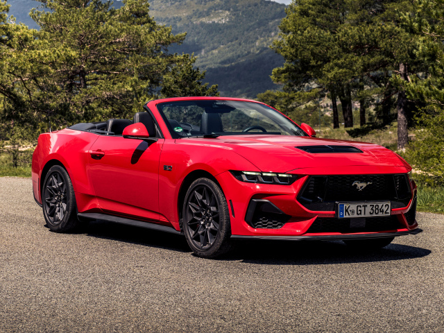 Красный кабриолет Ford Mustang GT Convertible 2024 года