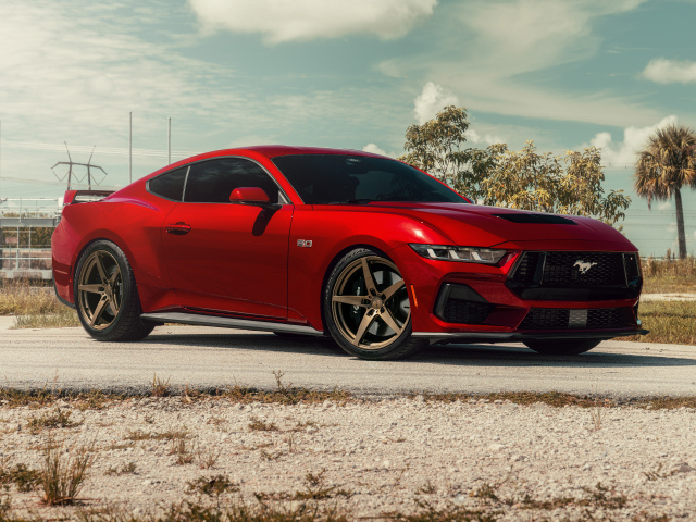 Красный Ford Mustang GT S650 на дороге