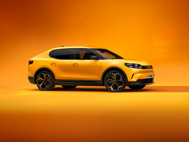 Вид сбоку на желтый внедорожник  Ford Capri 2024 года
