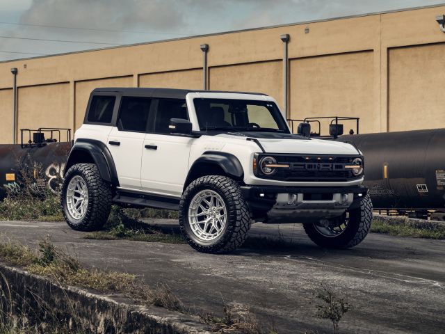Белый джип Custom Ford Bronco Raptor