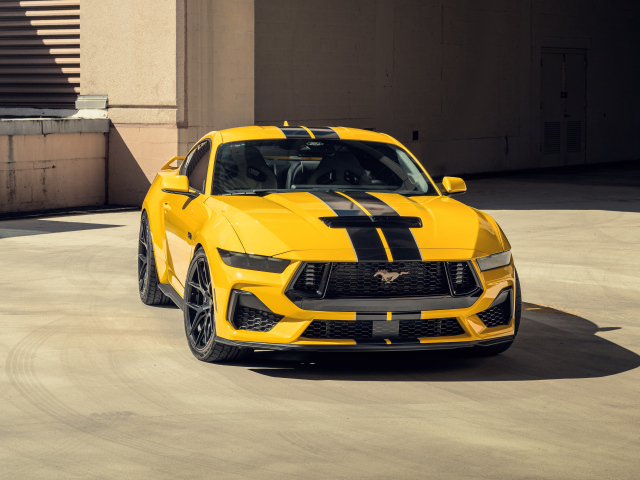 Желтый спортивный автомобиль Ford Mustang