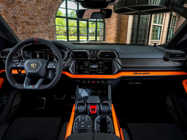 Черный кожаный салон автомобиля Lamborghini Urus SE 2024 года