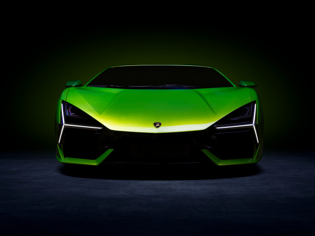 Зеленый автомобиль Lamborghini Revuelto вид спереди