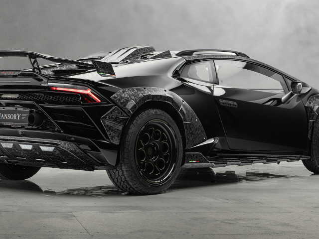 Вид сзади на автомобиль Mansory Lamborghini Huracán Sterrato 2024 года