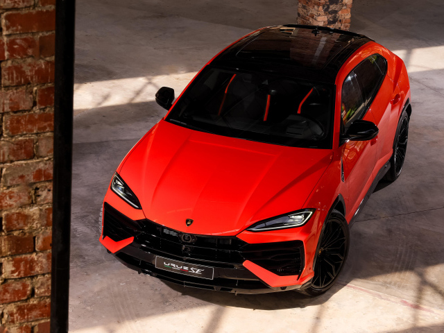 Вид сверху на красный внедорожник Lamborghini Urus SE 2024 года