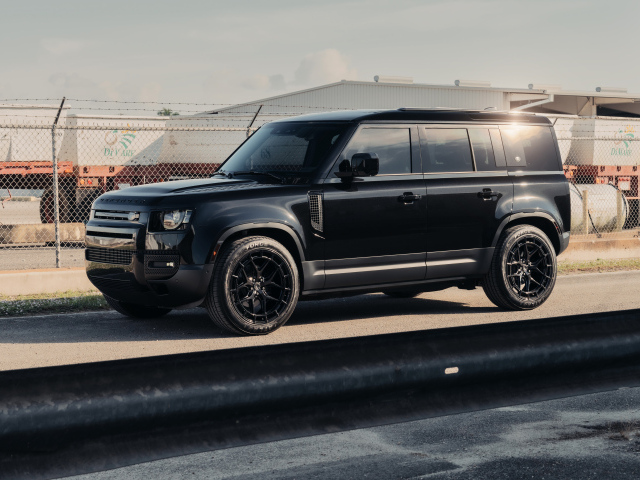 Большой черный Land Rover Defender