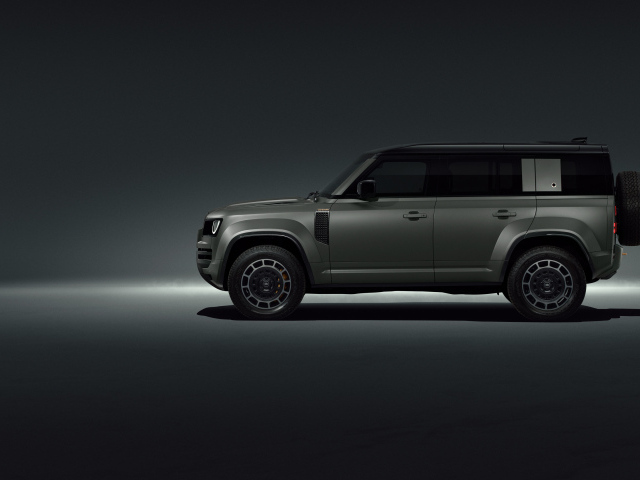 Вид сбоку на автомобиль Land Rover Defender OCTA Edition One