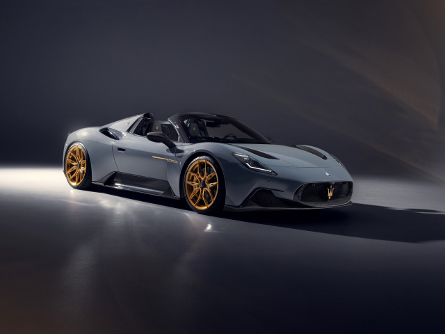 Автомобиль Novitec Maserati MC20 Cielo 2024 года на сером фоне