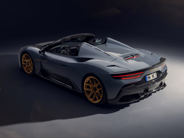 Вид сзади на автомобиль Novitec Maserati MC20 Cielo 2024 года