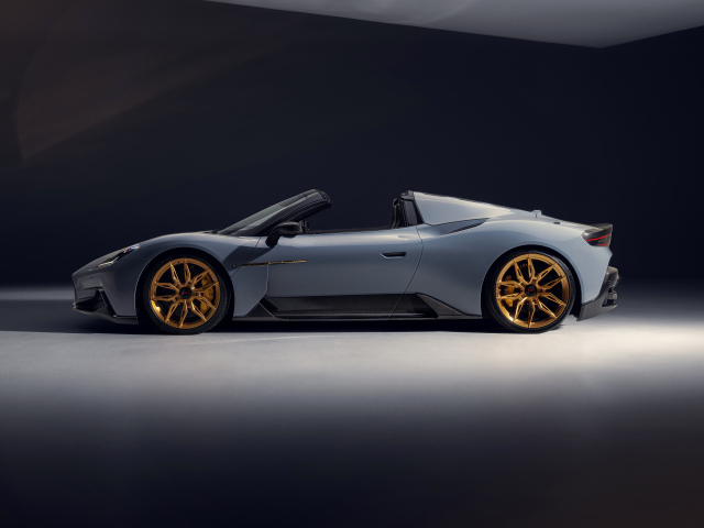 Вид сбоку на серый автомобиль Novitec Maserati MC20 Cielo 2024 года