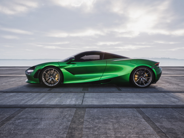 Зеленый автомобиль McLaren 720S CGI на фоне неба