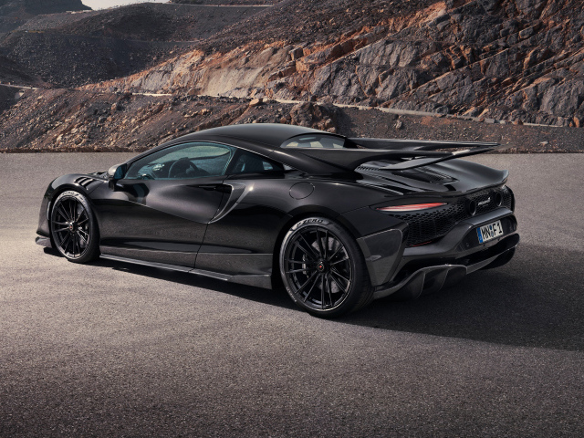 Вид сбоку на черный автомобиль Novitec McLaren Artura 2024 года