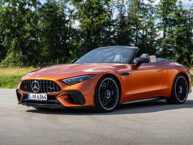 Оранжевый автомобиль Mercedes-AMG SL 63 S E Performance 2024  года