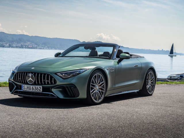 Кабриолет Mercedes-AMG SL 63 S E Performance 2024 года у воды