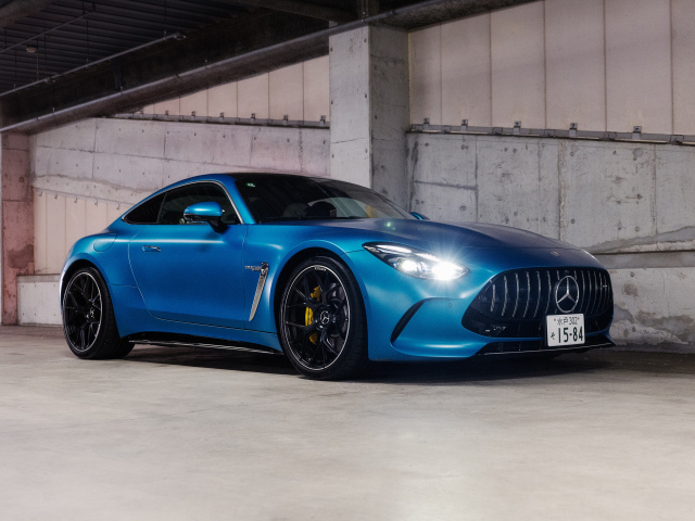 Синий автомобиль Mercedes-AMG GT 63 4MATIC+