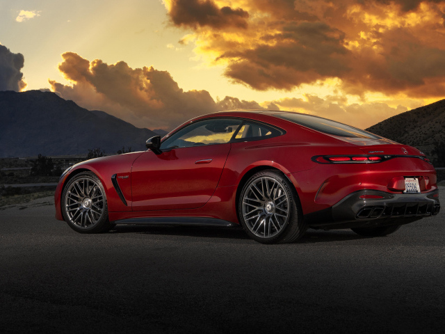 Красный Mercedes-AMG GT 63 4MATIC+ 2024 года вид сзади