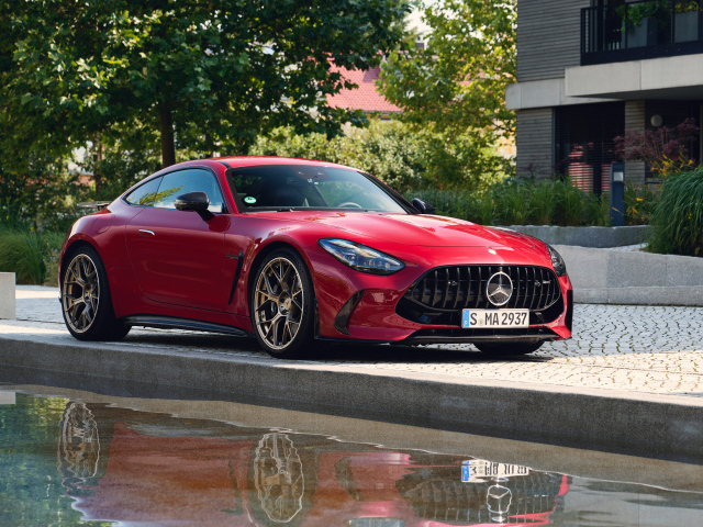 Красный автомобиль Mercedes-AMG GT 63 S E Performance 2024  года у воды