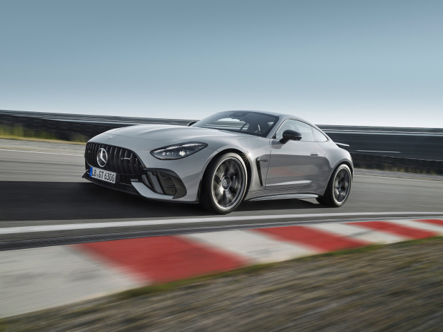 Серебристый автомобиль Mercedes-AMG GT 63 PRO 4MATIC+ 2024 года