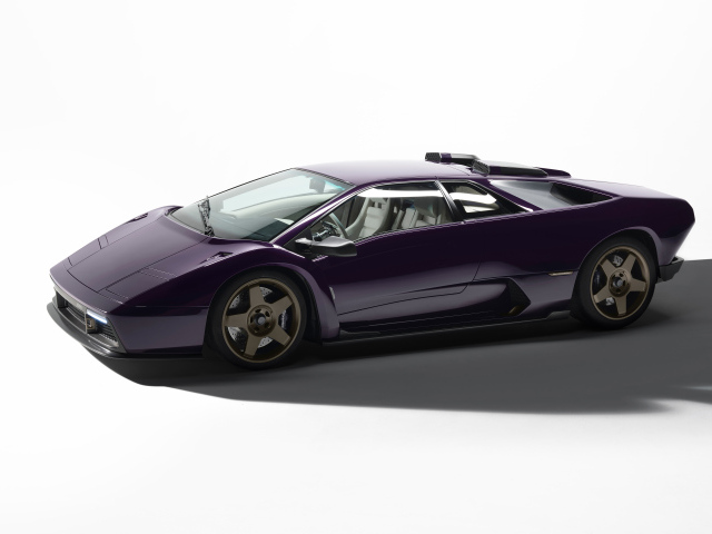 Автомобиль Eccentrica V12 2024 года на белом фоне