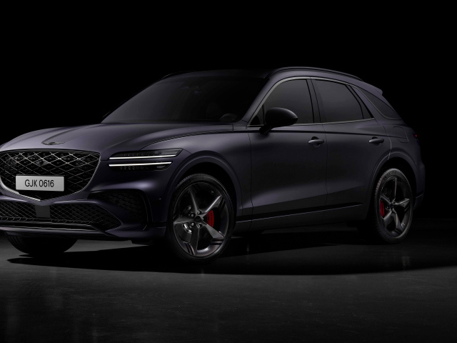 Автомобиль Genesis GV70 Sport 2024 года на черном фоне