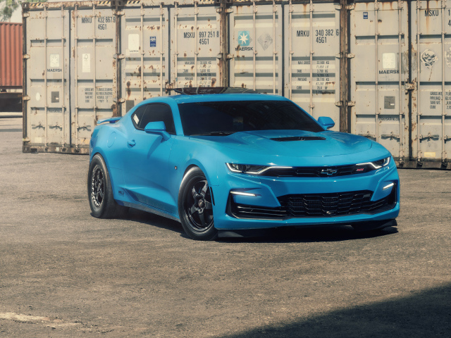 Голубой Customs Blue Chevy Camaro в порту