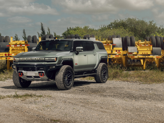 Большой электрический внедорожник Hummer
