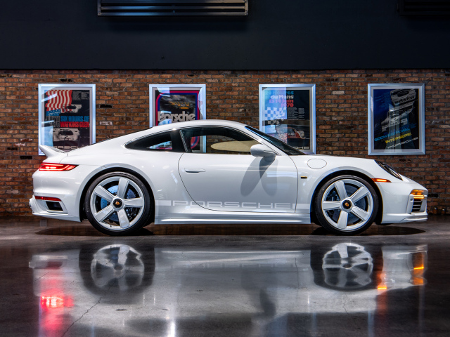 Автомобиль Porsche 911 Sport Classic 2024 года вид сбоку