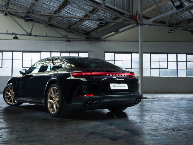 Вид сзади на автомобиль Porsche Panamera 2024  года