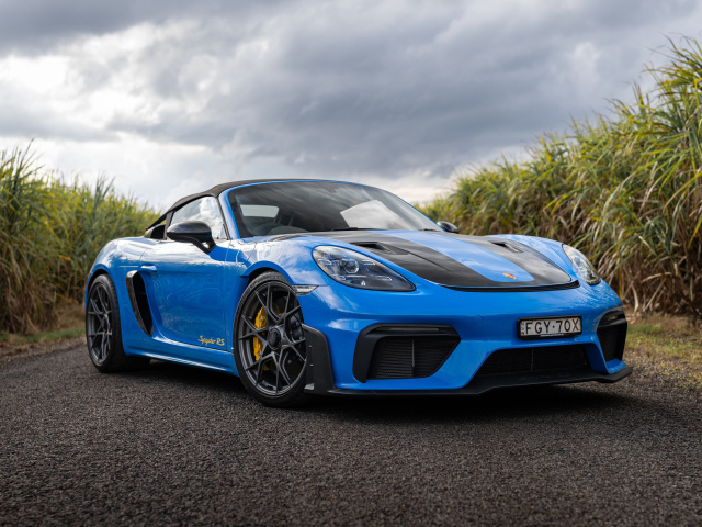 Голубой автомобиль Porsche 718 Spyder RS Weissach Package 2024 года