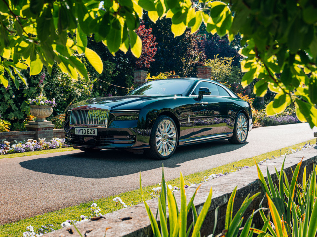 Черный Rolls-Royce Spectre на дороге