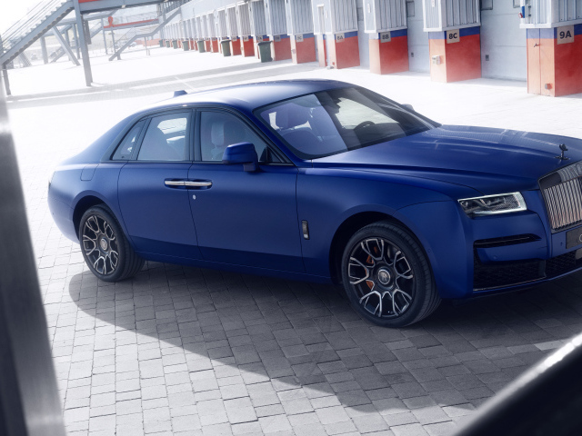 Синий автомобиль Rolls-Royce Black Badge Ghost CGI