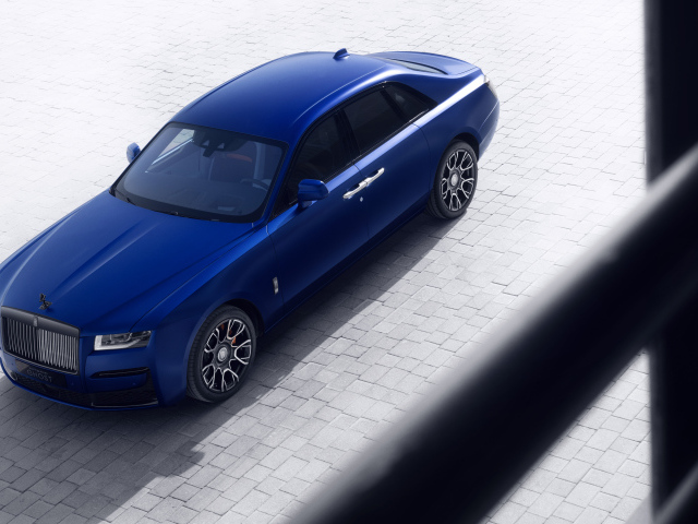 Синий Rolls-Royce Black Badge Ghost вид сверху