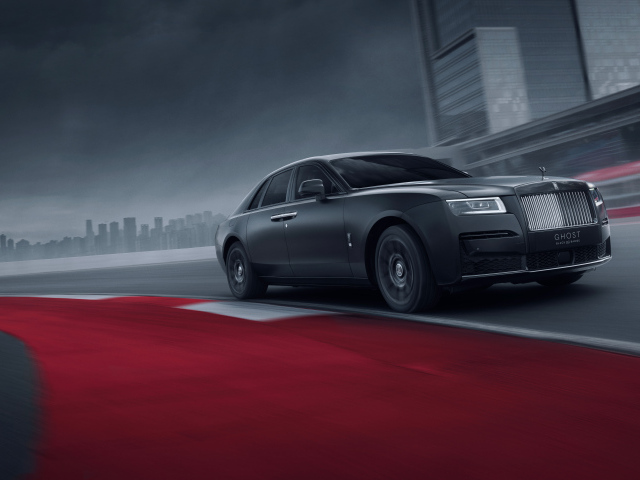 Дорогой черный автомобиль Rolls-Royce Black Badge Ghost