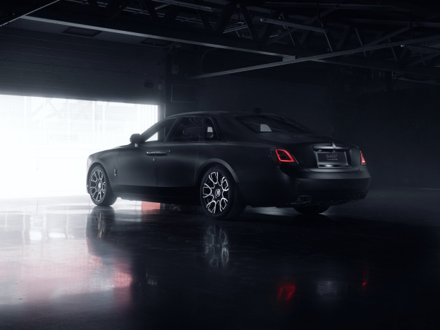 Вид сзади на автомобиль Rolls-Royce Black Badge Ghost