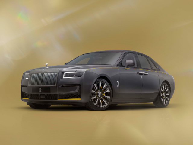 Серый автомобиль Rolls-Royce Ghost Prism Gunmetal