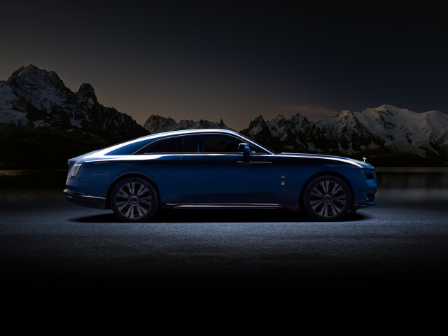 Вид сбоку на автомобиль Rolls-Royce Spectre