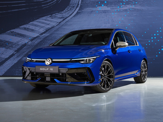 Синий Volkswagen Golf R 2024 года
