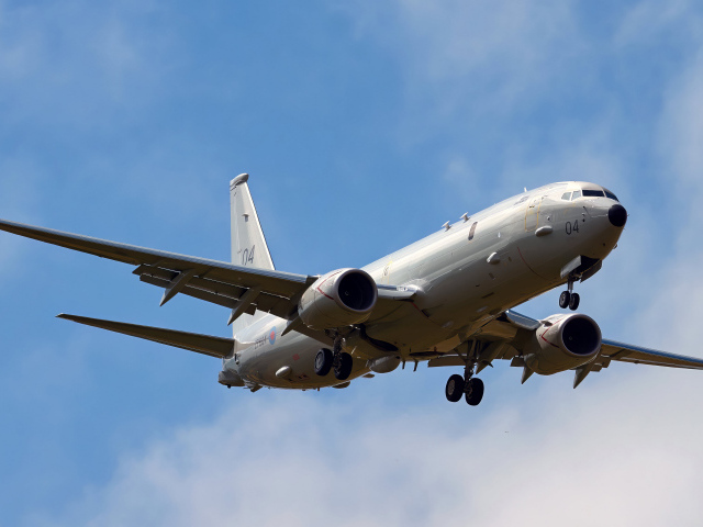 Большой самолет Poseidon ZP804 взлетает