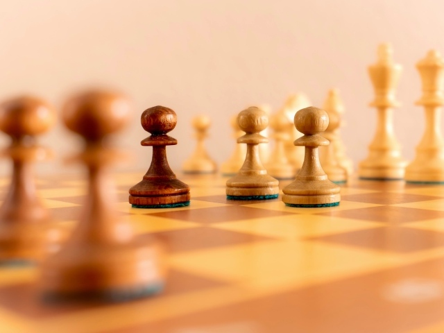 Деревянные шахматные фигуры на доске