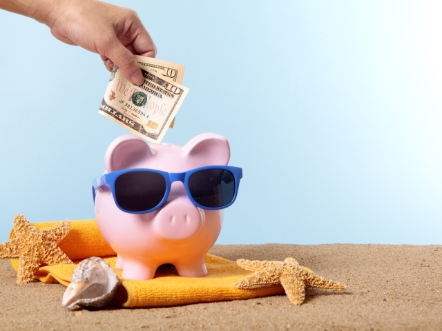 Свинья копилка с долларами на отдых