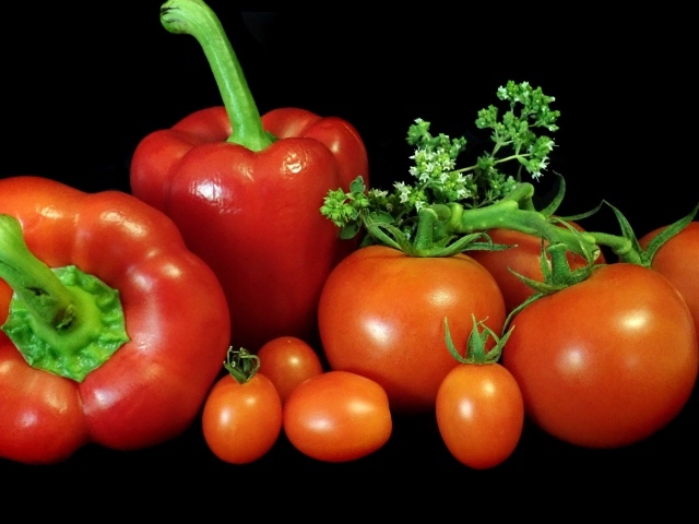 Болгарский перец с помидорами на черном фоне