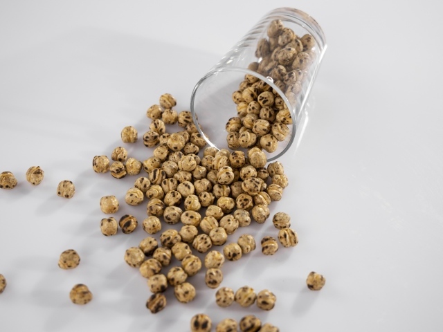 Нут со стаканом на сером столе